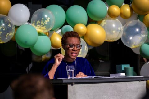 Uitvaartspreker en Afscheidsspreker met uitvaartmuziek vertelt het levensverhaal aangevuld met lieve woorden van familieleden.