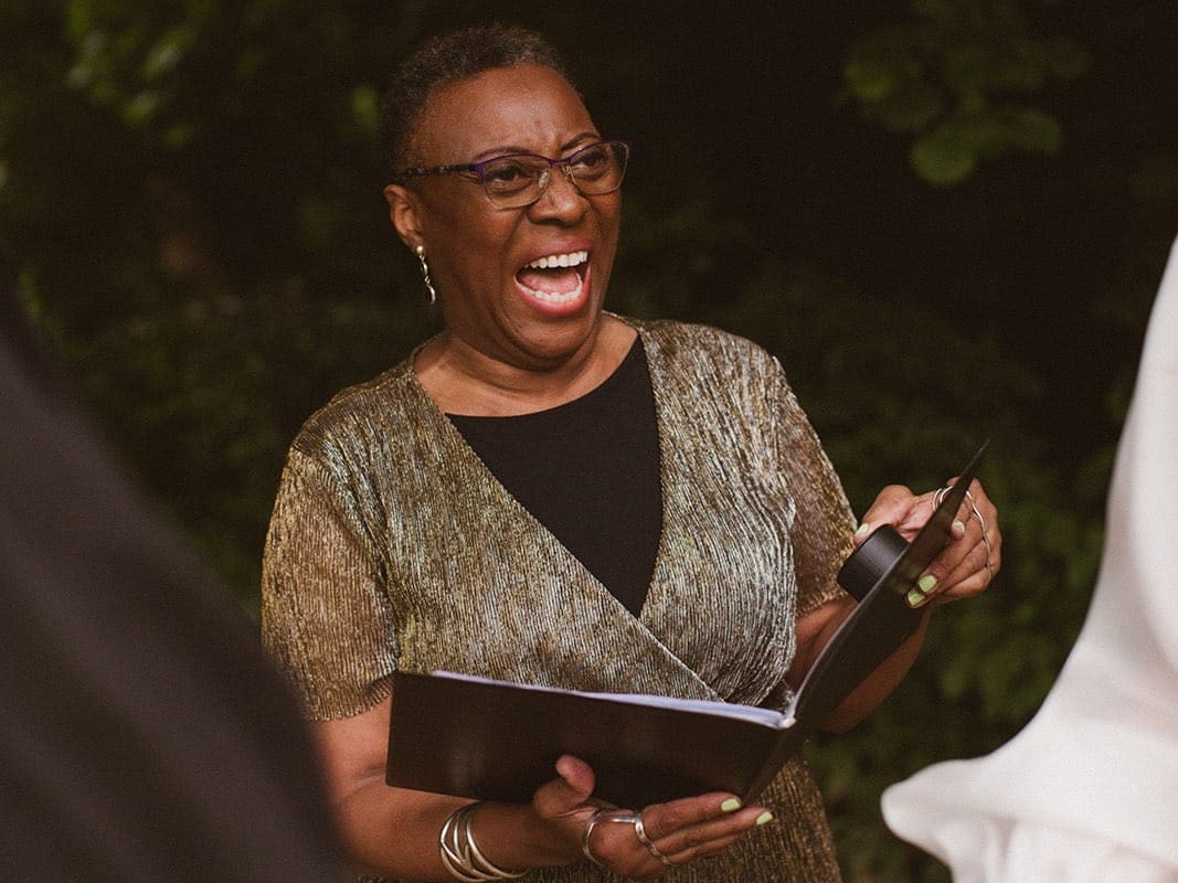 Werkwijze ceremoniespreker - ervaren trouwambtenaar die met een dosis humor een ceremonie aan elkaar kan knopen. 