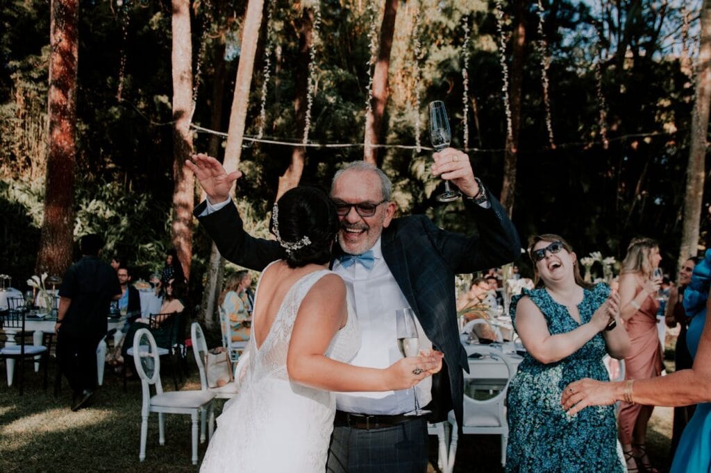 waarom maak je ruzie over het plannen van je bruiloft: vader en dochter dansen tijdens receptie.
