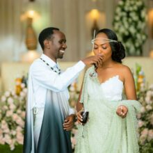 bruid en bruidgom drinken rode wijn op hun bruiloft