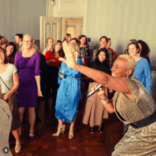 gospel huwelijksceremonie met zangeres gekleed in goud jumpsuit