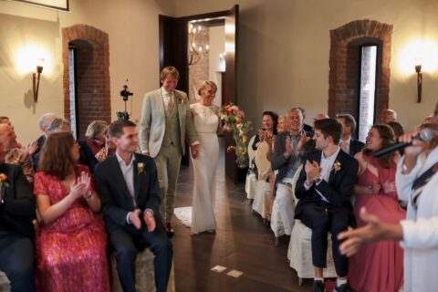 Wat kost bruiloft muziek? Bruidspaar danst op Gospel en Soul trouwliedjes