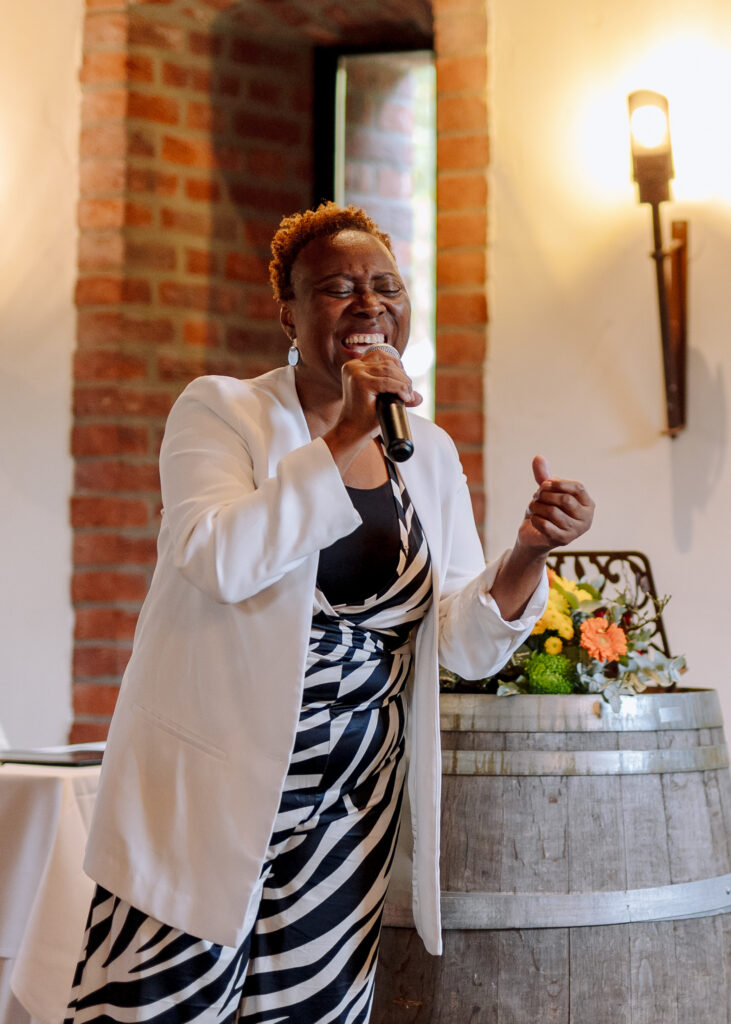 gospel- en soulzangeres met bruid en bruidegom op Landgoed Kasteel Daelenbroeck