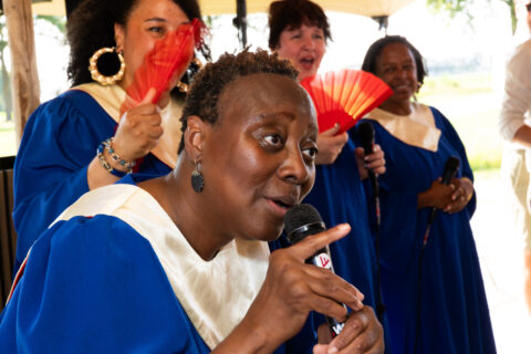 Gospelmuziek op Maat: zangeres zingt swingende black gospel en soul muziek tijdens een bruiloft op de camping in Noord-Brabant.