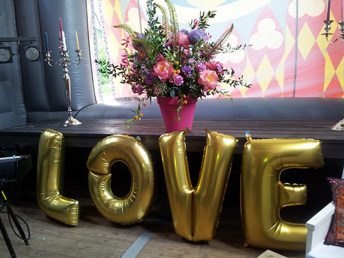 Love signage bij een bruiloft in Hoevelaken